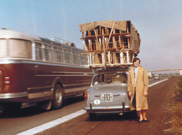 Negli anni ’50, le strutture grezze delle sedie erano trasportate in Liguria sul tetto di una Fiat 1100 per la realizzazione dei sedili in canna d’india.