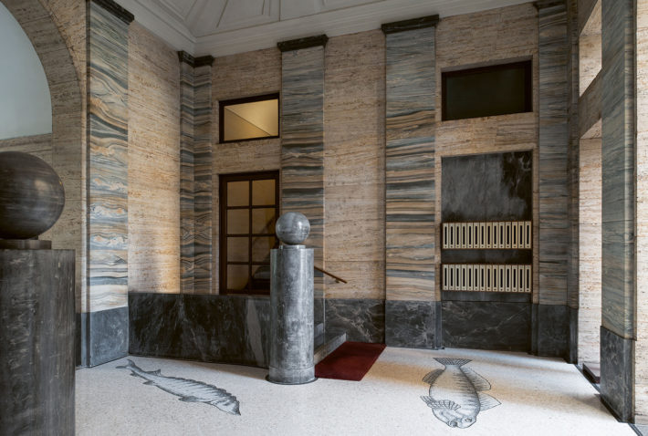 Piazza Eleonora Duse 2, Palazzo Civita, Gigiotti Zanini, 1927-33. Basamenti in marmo di Bardiglio, lesene in marmo Cipollino e pareti in travertino. Foto: Paola Pansini.