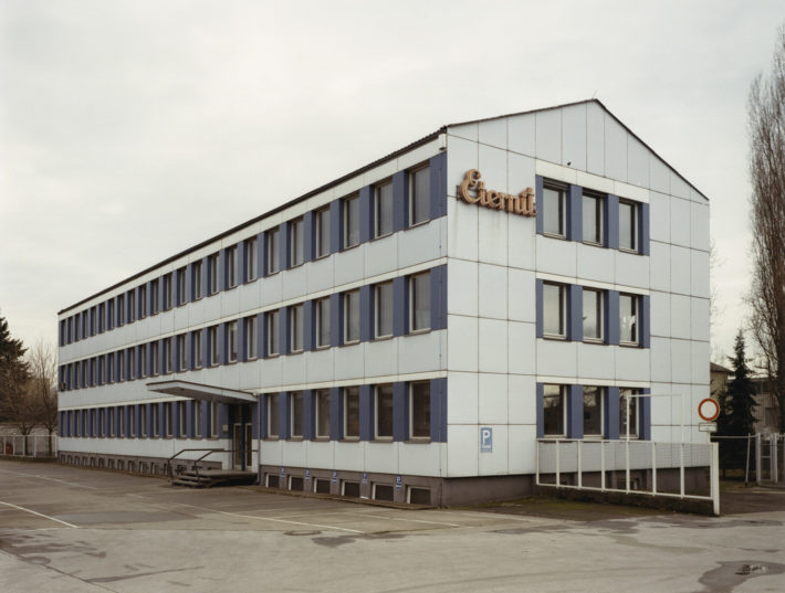 Haus Nr.11 III (House Nr.11 III), 1990. © Thomas Ruff.