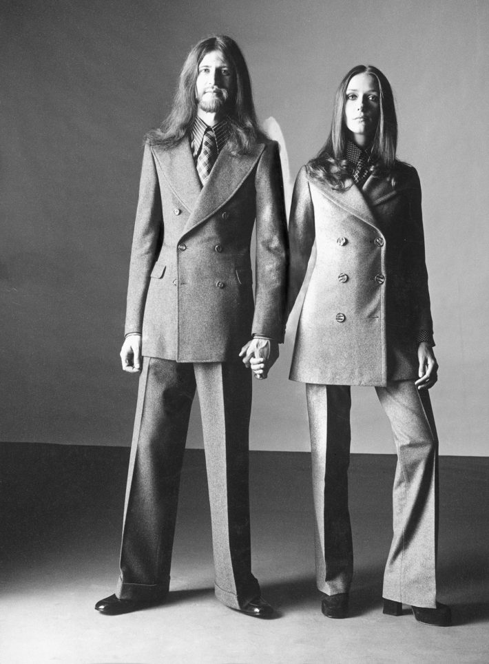 Completo maschile di Walter Albini per Basile, completo femminile Courlande, dal servizio "Unilook. Lui e lei alla stessa maniera", in L'Uomo Vogue n.15, dicembre 1971-gennaio 1972. Foto: Oliviero Toscani.