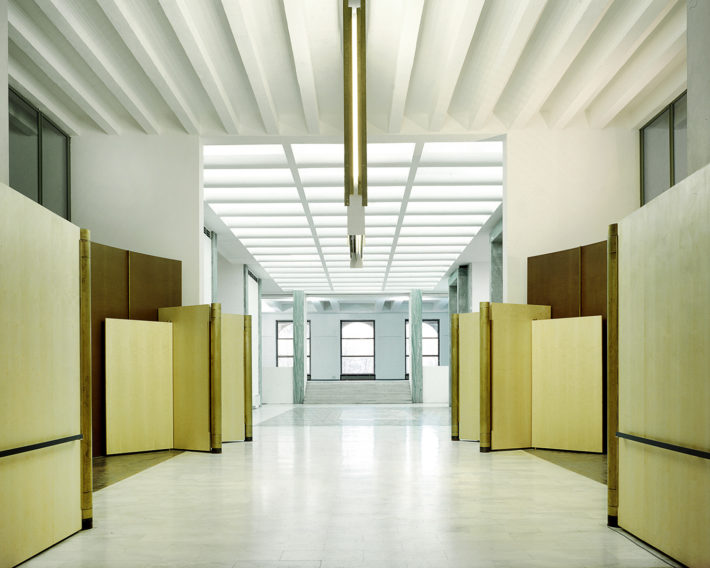 Allestimento della zona ingresso del Palazzo dell'Arte, Triennale, Milano, 1994-95. Foto: Francesco Radino.