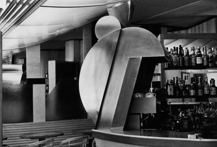 Bar Sem, Milano, 1975-77. Dettaglio del volume in lamiera per la macchina del caffè. Foto: Umberto Riva.
