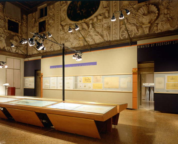 Allestimento della mostra Carlo Scarpa. Case e paesaggi 1972-1978, Palazzo Barbarano, Vicenza, 2000. Il salone principale. Foto: Paola De Pietri.