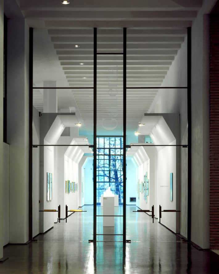Allestimento della zona ingresso del Palazzo dell’Arte, Triennale, Milano, 1994-95. La grande vetrata di accesso alla galleria. Foto: Francesco Radino.
