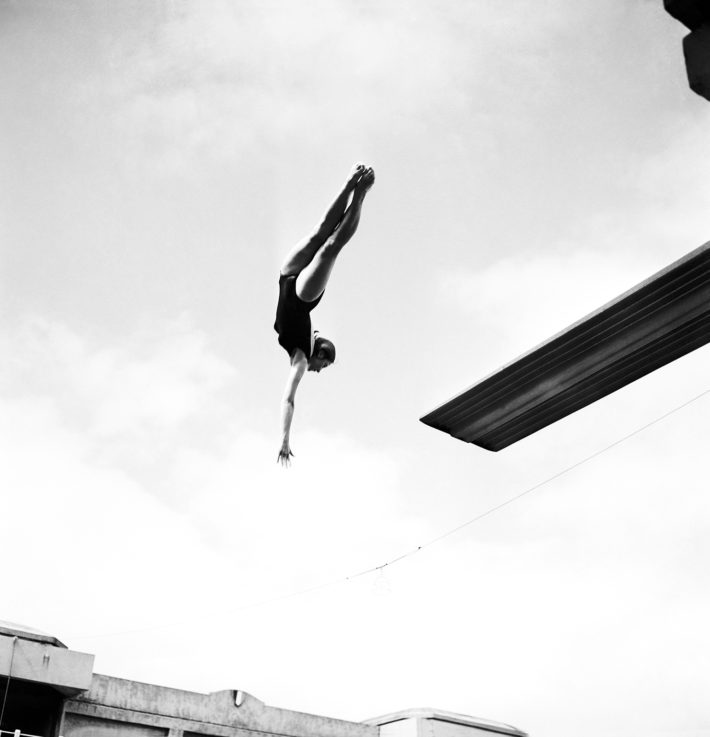 Blandine Fagedet, vincitrice del concorso di tuffi alla piscina Georges-Vallerey di Parigi, 13 luglio 1962. © Keystone France e Gamma-Rapho via Getty Images.
