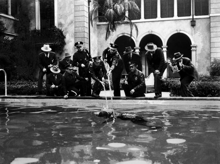 Il cadavere di Joe Gillis (William Holden) galleggia nella piscina della villa di Norma Desmond (Gloria Swanson) in Viale del tramonto (Sunset Boulevard, 1950), diretto da Billy Wilder. © AF Archive/Alamy Stock Photo.