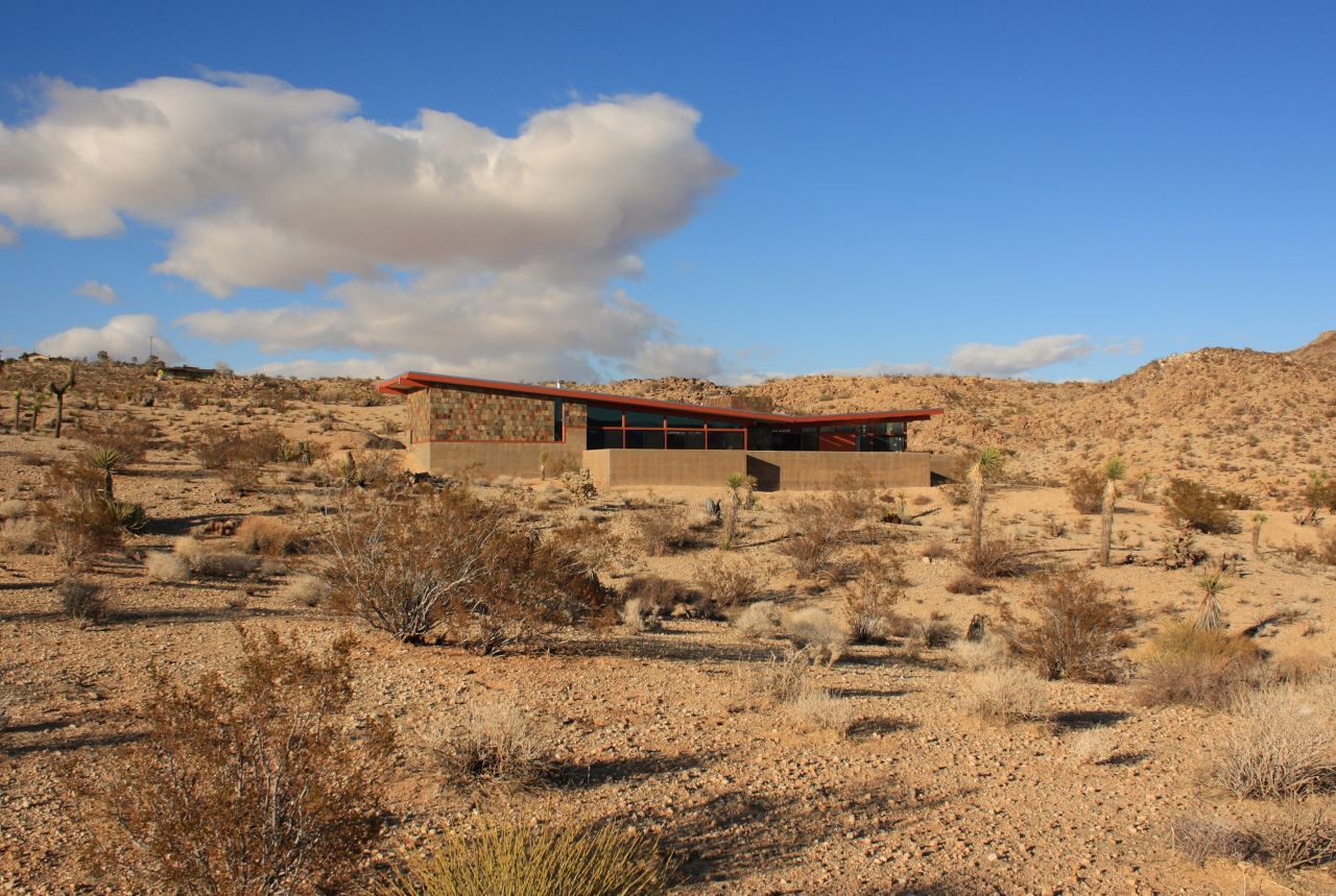 Aaron D'Innocenzo ha progettato e costruito interamente da solo la sua abitazione, nel deserto Mojave, in California.