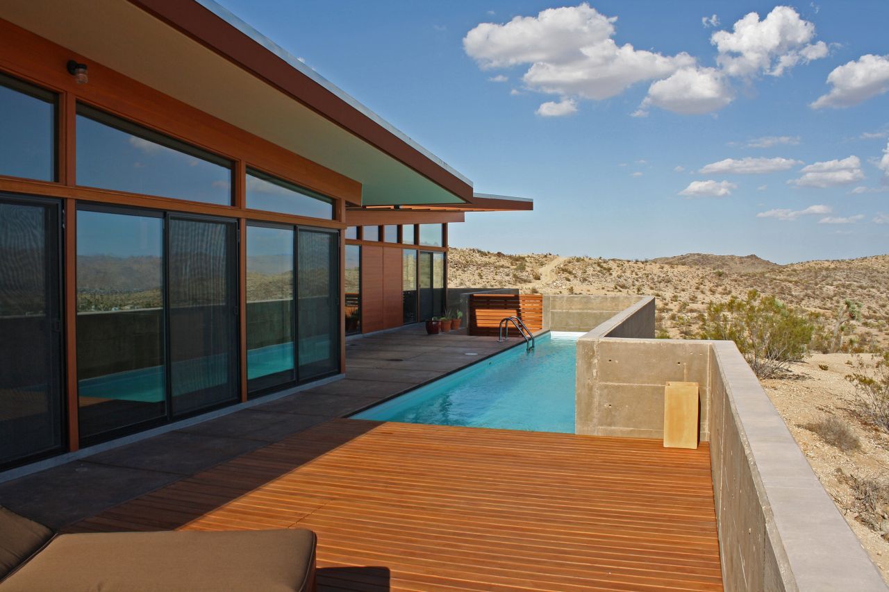 Aaron D'Innocenzo ha progettato e costruito interamente da solo la sua abitazione, nel deserto Mojave, in California.