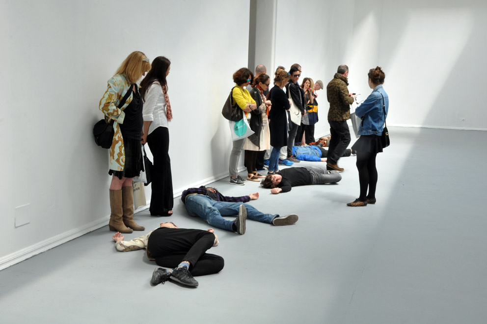 Alexandra Pirici e Manuel Pelmuş: An Immaterial Retrospective of the Venice Biennale, 2013.