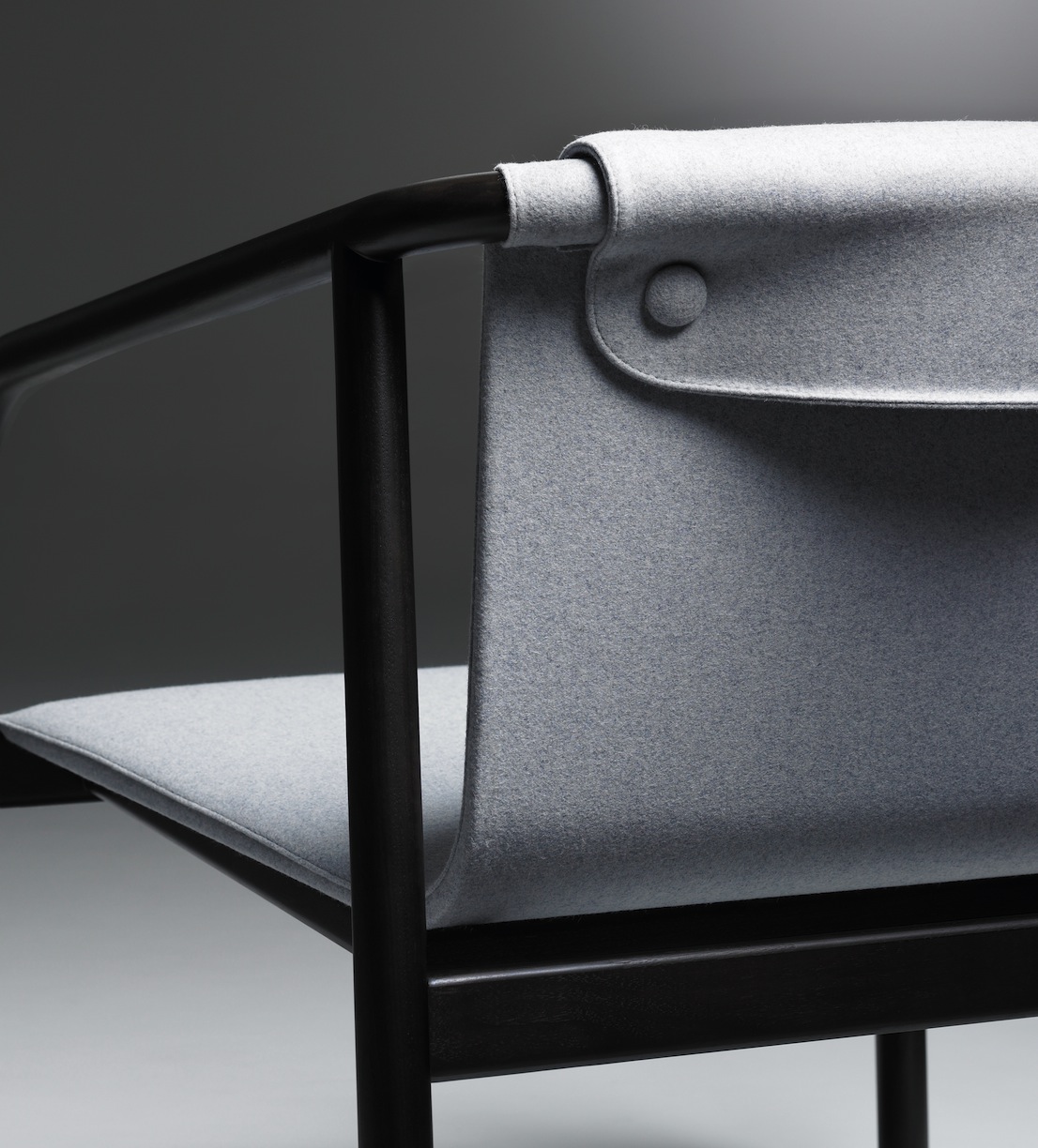 Oslo, una sedia disegnata dallo studio Angell, Wyller & Aarseth per Bernhardt Design