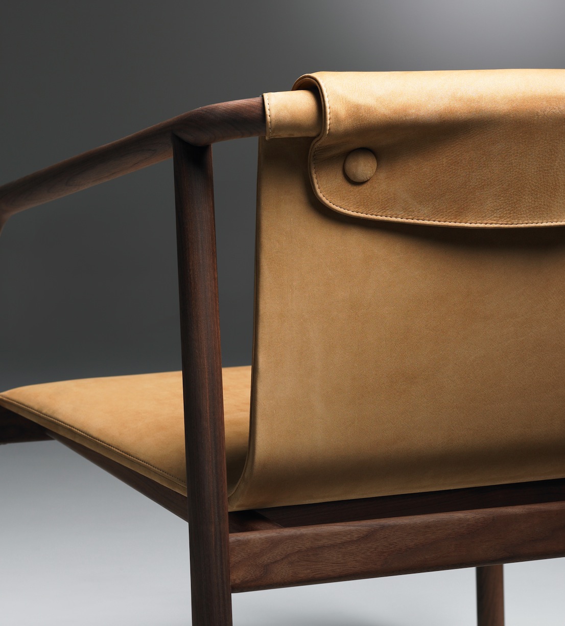 Oslo, una sedia disegnata dallo studio Angell, Wyller & Aarseth per Bernhardt Design