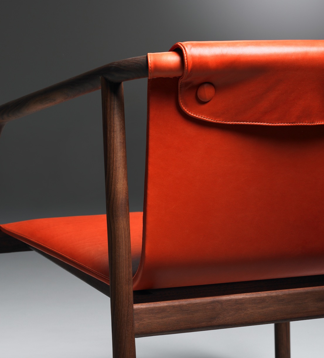 Oslo, una sedia disegnata dallo studio Angell, Wyller & Aarseth per Bernhardt Design