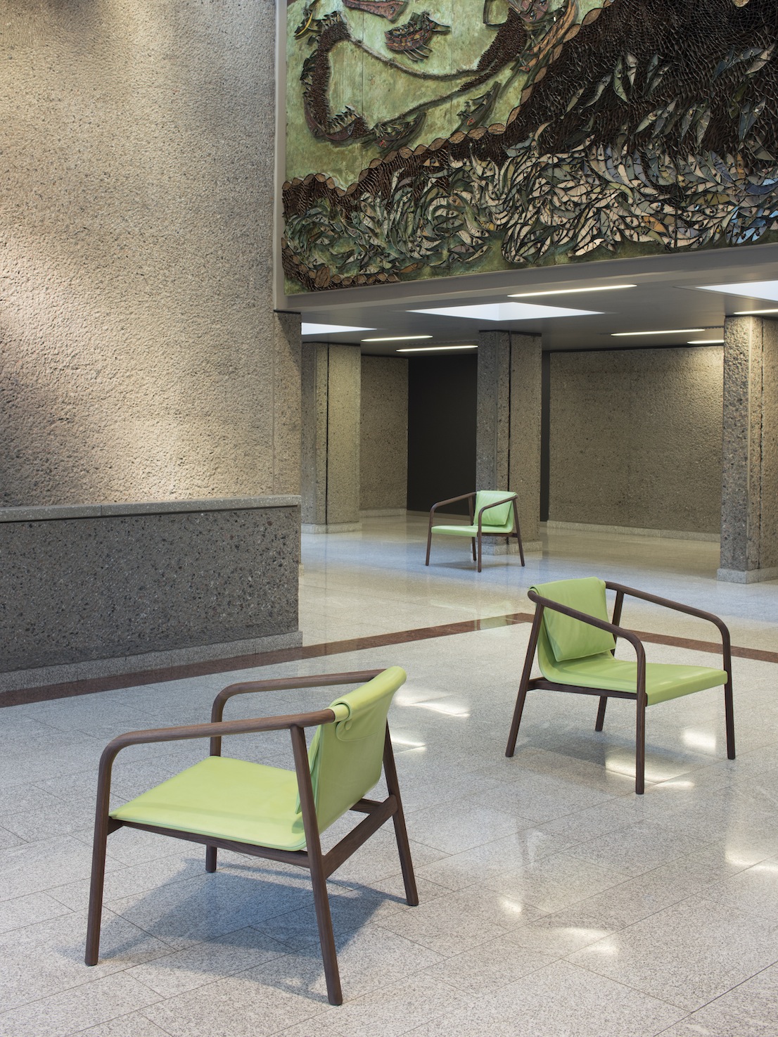 Oslo, una sedia disegnata dallo studio Angell, Wyller & Aarseth per Bernhardt Design