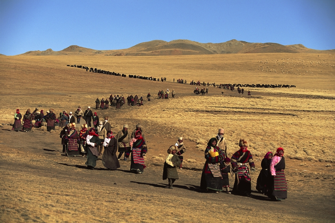 Foto di Kazuyoshi Nomachi. Durante la celebrazione del Lhabab Duchen, i pellegrini camminano intorno a una collina sulla quale si erge uno stupa. Tibet, Cina, 1991.