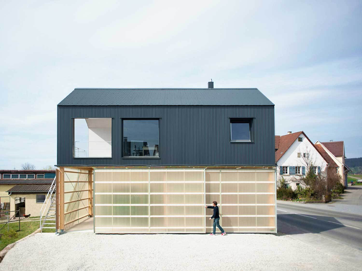 Casa-officina progettata nei dintorni di Tubinga dagli studi tedeschi Fabian Evers Architecture e Wezel Architektur