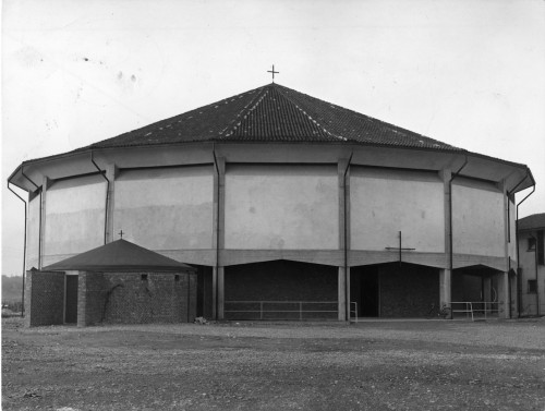 Chiesa di Santa Maria Nascente al quartiere QT8, piazza Santa Maria Nascente 2, 1947/55, progetto di Vico Magistretti con M. Tedeschi Foto di A. Ballo