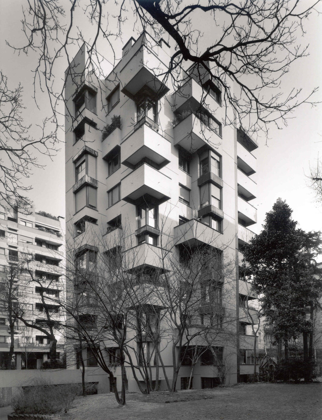Casa per abitazioni, piazzale Aquileia 8, 1961/64. Progetto di Vico Magistretti. Foto di G. Basilico.