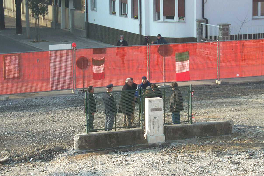 Demolition of the last stretch of the boundary fence in Gorizia, at the time Slovenia joined the European Union, in 2004. From the archives of the Istituto Geografico Militare.