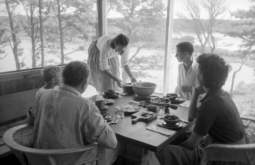 Cape Cod Modern, Pubblicato da Metropolis Books. Le fotografie di Raimund Koch sono accompagnate dai testi di Peter McMahon e Christine Cipriani.