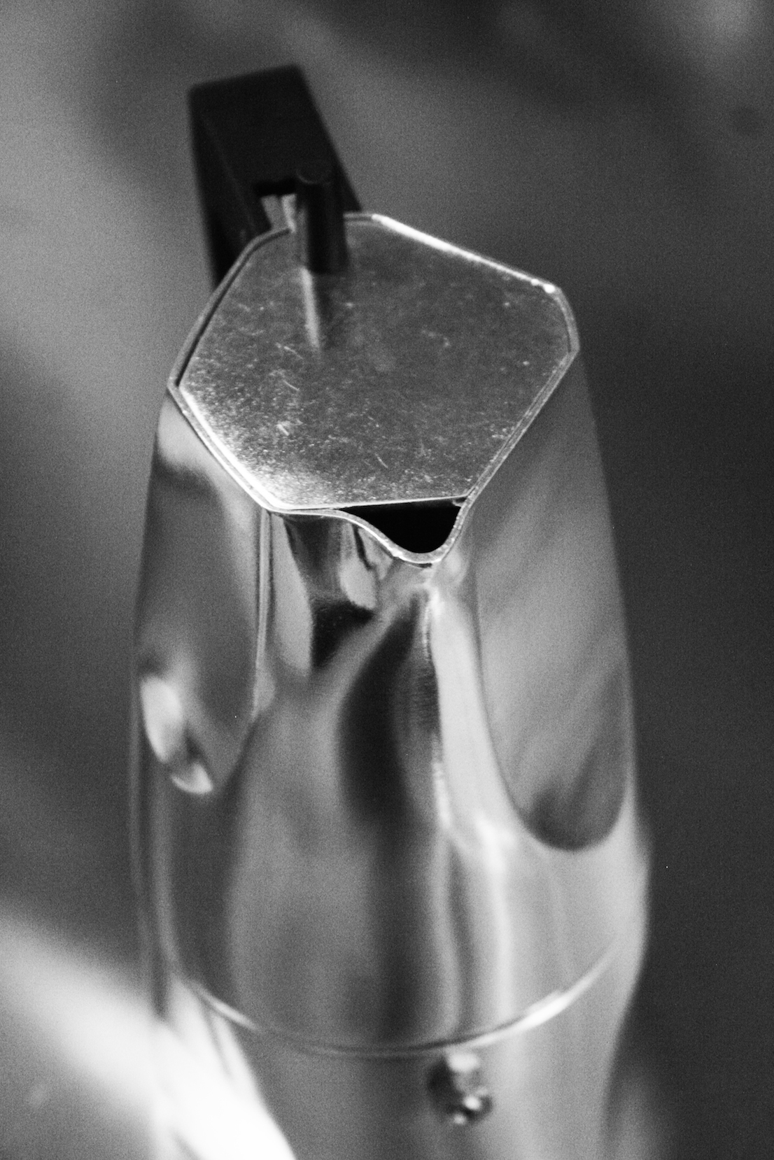 Caffettiera Ossidiana, design di Mario Trimarchi per Alessi.