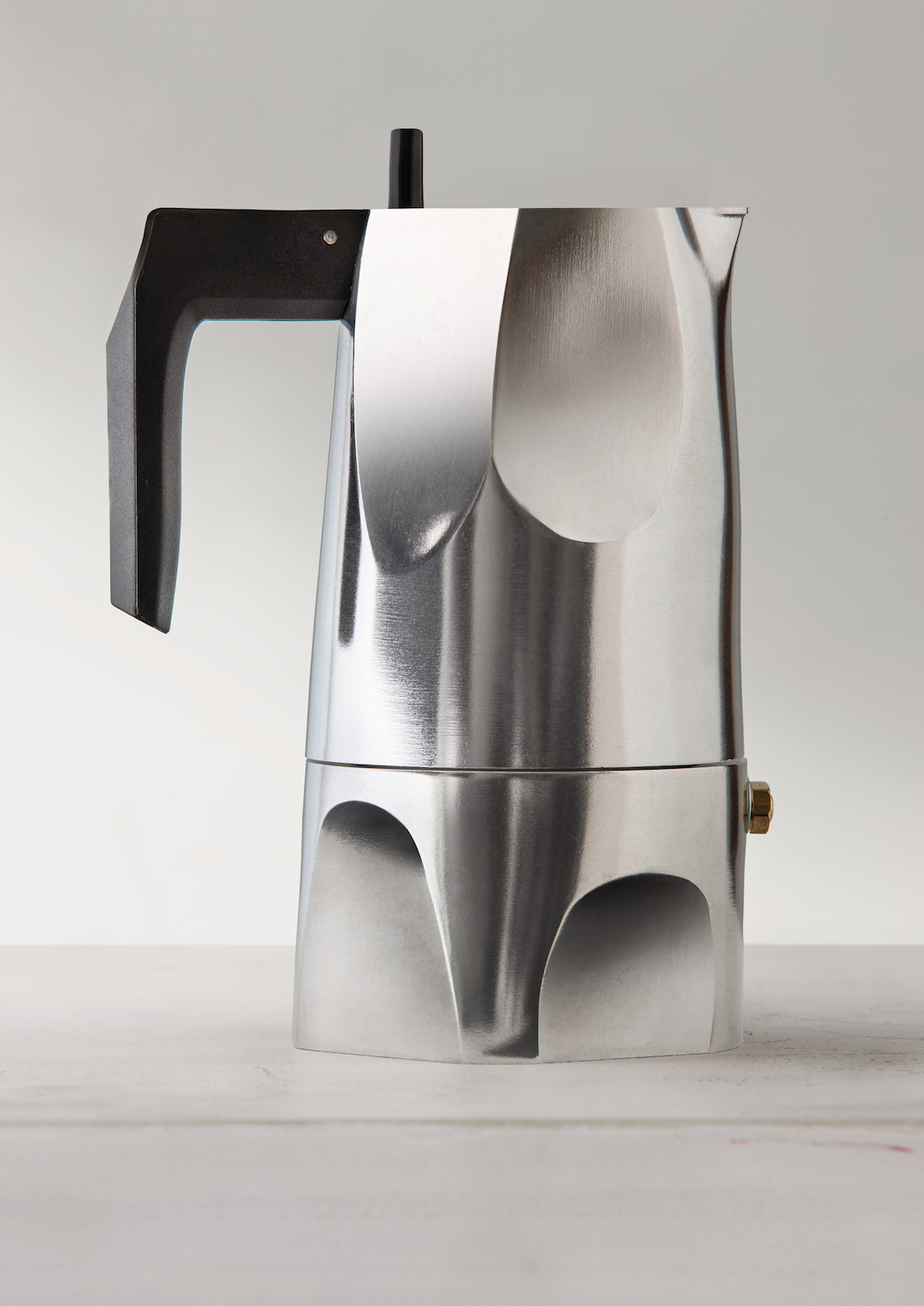 Caffettiera Ossidiana, design di Mario Trimarchi per Alessi.