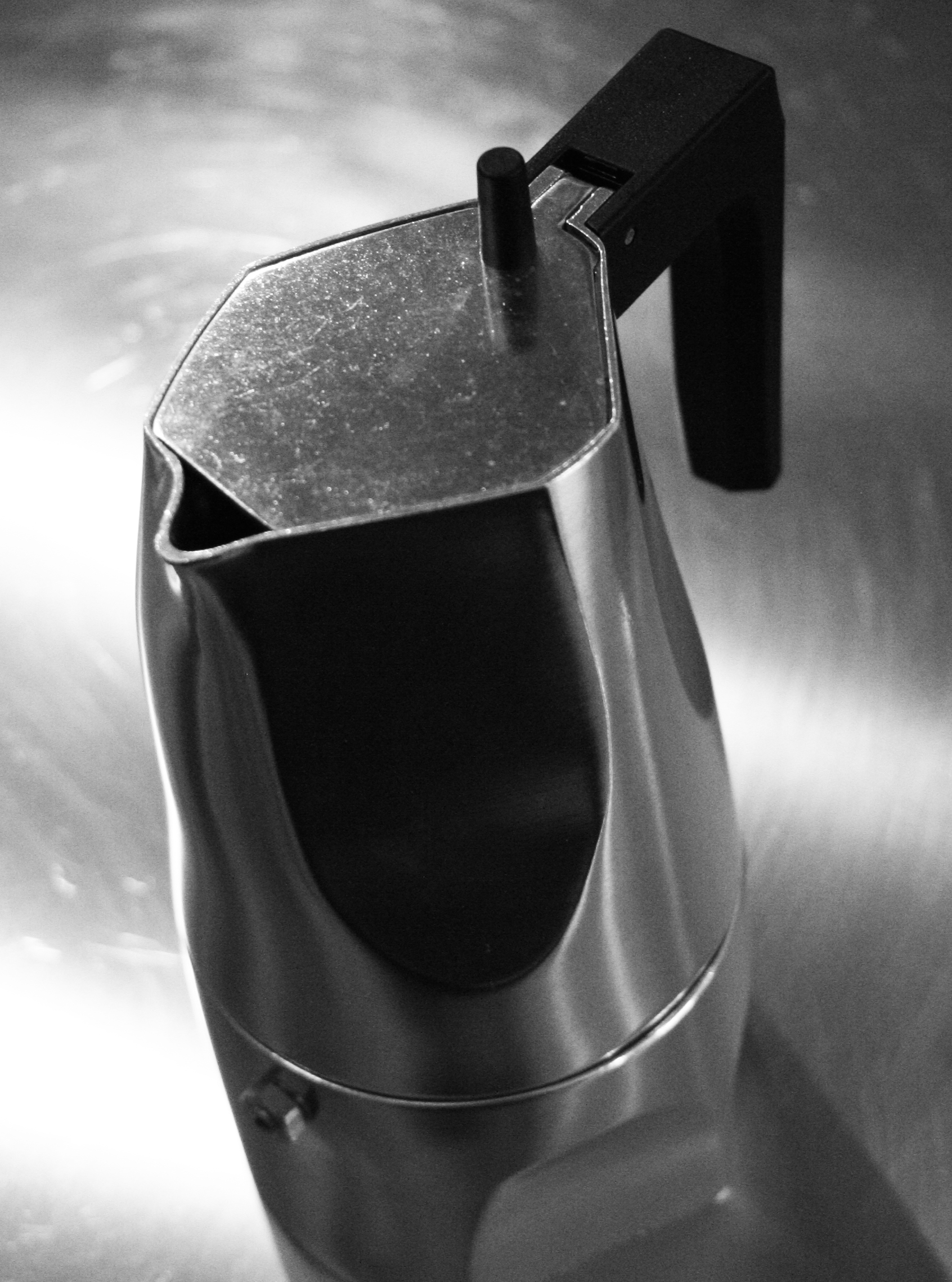 Caffettiera Ossidiana, design di Mario Trimarchi per Alessi.