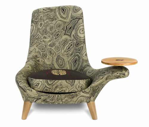 Poltrona “Baciamano entomologia”, design di Nigel Coates in collaborazione con Barnaba Fornasetti. Rivestimento in tessuto jacquard Canepa.