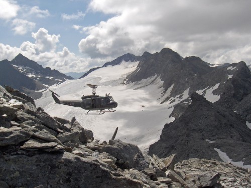 Confine di Stato italo-austriaco. Campagna di manutenzione e determinazione delle coordinate dei termini del confine di Stato nei pressi della cima del Triangolo di Riva, a quota 3.030 m (foto di Simone Bartolini, luglio 2008).