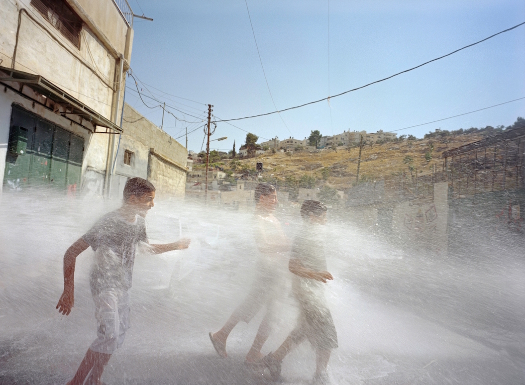 Gilles Peress, Al Bustan, a Neighborhood in the Village of Silwan, East Jerusalem / Al Bustan, čtvrť ve vesnici Silwan, Východní Jeruzalém, 2011.