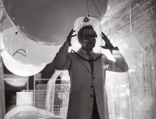 Ugo La Pietra, Immersione “Caschi sonori”. Installazione alla Triennale di Milano (con Paolo Rizzatto), 1968. Courtesy Archivio Ugo La Pietra.