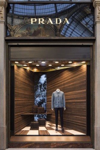 Corner Prada, Galleria Milano, design di Martino Gamper