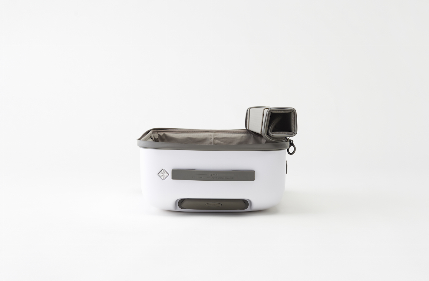 Kame, design di Nendo per Fabbrica Pelletterie Milano.