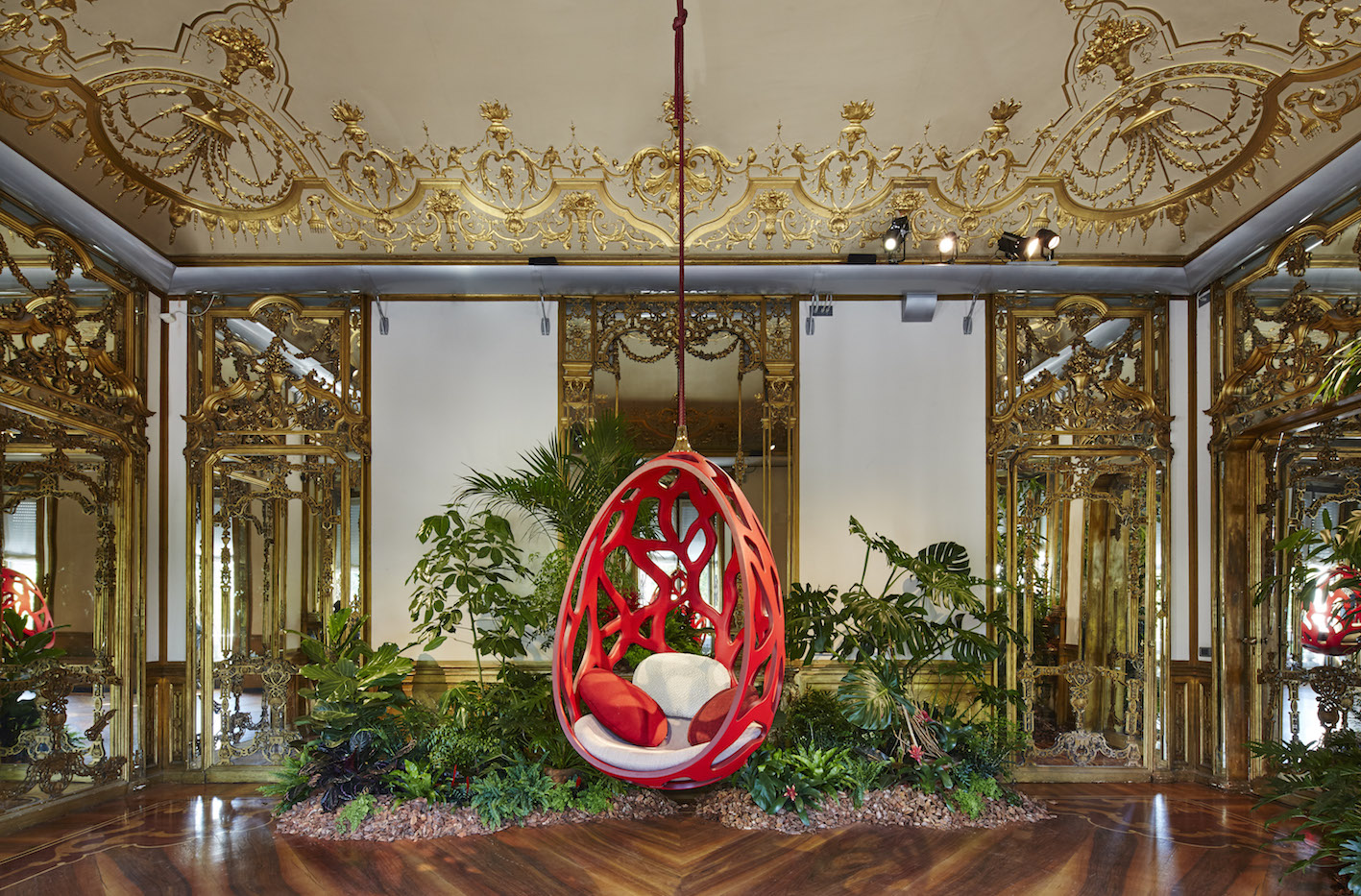 Swing chair de Patricia Urquiola pour Les Objets Nomades de Louis Vuitton -  exposition AD collections d'@admagazinefr