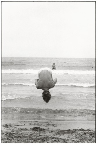 Saintes-Maries-de-la-Mer, Francia, 1977. Foto di Elliot Erwitt.