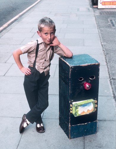 James Irvine, aged seven in one of his earliest constructions: a robot. Foto: Alan Irvine.