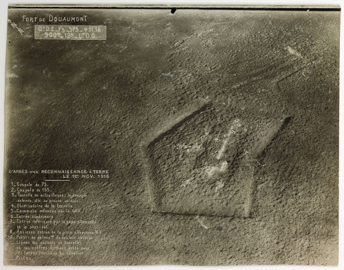 Fort de Douaumont, nei pressi di Verdun, 20 maggio 1916, 16 h, altitudine 1200 m, fotografia aerea © Paris – Musée de l’Armée, Dist. RMN-Grand Palais, photo Marie Bour
