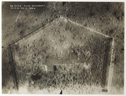 Fort de Douaumont, nei pressi di Verdun, 4 novembre 1916, 12h, altitude 900 m, Sezione di Fotografia Aerea © Paris – Musée de l’Armée, Dist. RMN-Grand Palais, photo Marie Bour