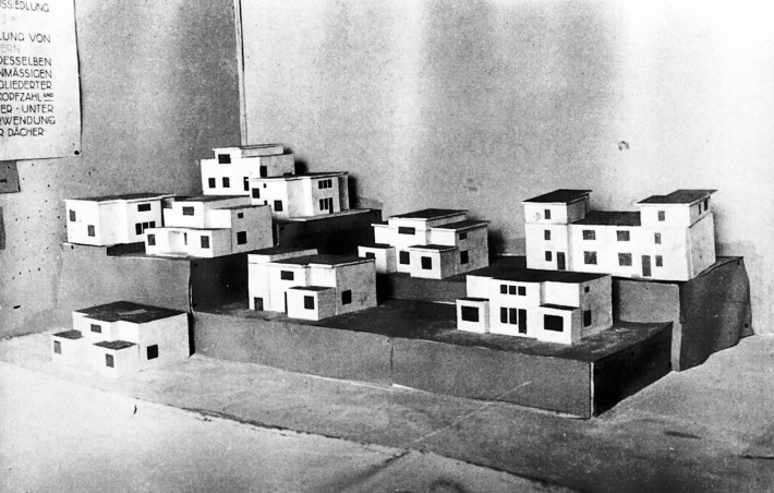 Walter Gropius, modello di Bauhaussiedlung, Weimar Am Horn, 1922. Veduta del alla mostra del 1923.