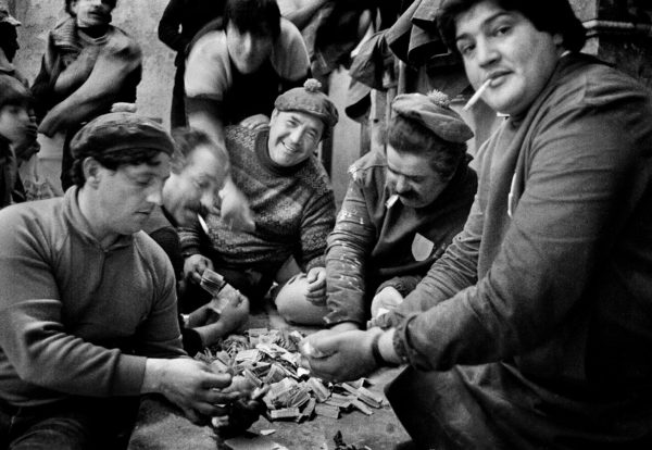 Letizia Battaglia, La conta. Dopo la Processione dei Misteri gli uomini contano i soldi delle offerte, Trapani, 1992. Courtesy: Letizia Battaglia.