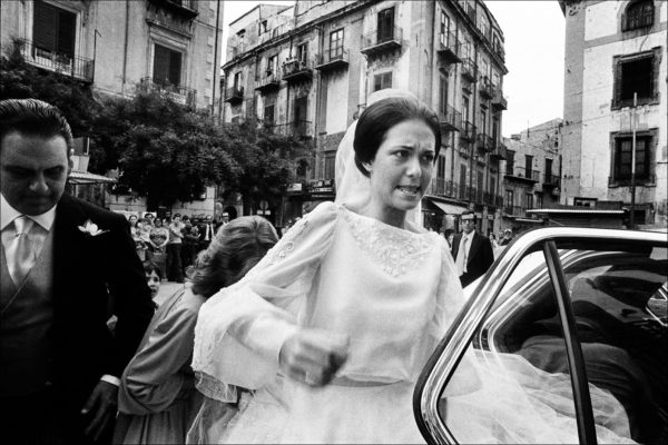 Letizia Battaglia, La sposa inciampa sul velo, Casa Professa, Palermo, 1980. Courtesy: Letizia Battaglia.