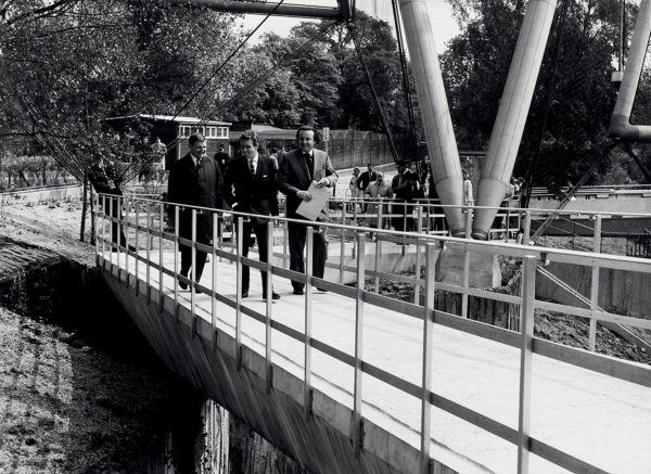 Frank Newby, Lord Snowdon e Cedric Price all’inaugurazione di New Aviary nello Zoo di Londra, 1965.
