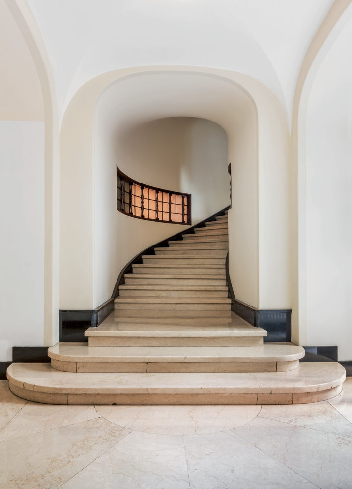 Via Gabrio Serbelloni 10, Palazzo Sola Busca, Aldo Andreani, 1924-30. Scalone in marmo di Botticino.