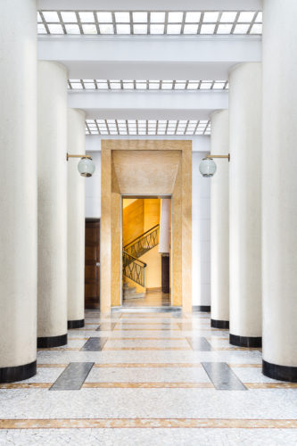 Via Aristide de Togni 14, Pier Giulio Magistretti, 1934-36. Lampade di Ignazio Gardella e pavimento in palladiana di marmo di Bardiglio, Carrara e Giallo Siena.