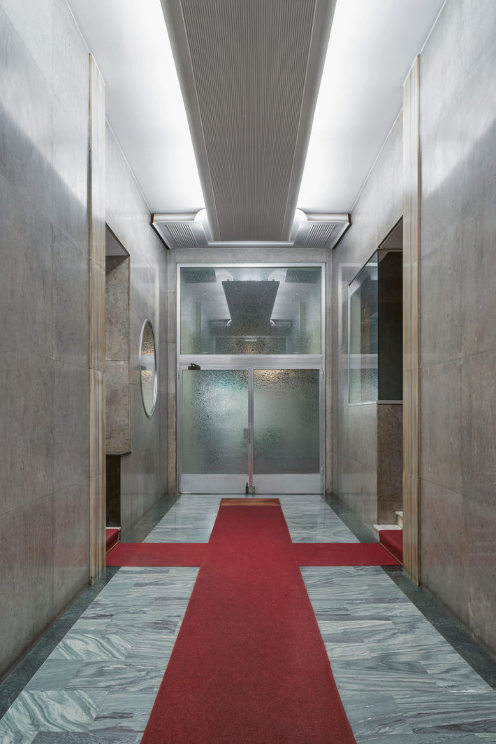 Viale Tunisia 48, Giannino Testori, 1936-37. Rectangular panels in acid etched tempered glass by Fontana Arte, Cipollino Verde marble and serpentinite floor, walls faced with Repen and Rosa Valtoce marble. Photo: Paola Pansini.