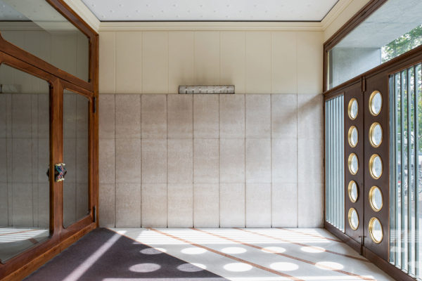 Viale Vittorio Veneto 20, Achille Luigi Ferraresi, 1952-57. Lampada a muro di Venini, maniglie in ceramica veneziana, pavimentazione in marmo di Botticino e Rosso Verona, pareti in marmo di Botticino. Foto: Paola Pansini.