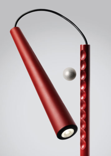 Lampada Magneto, Foscarini, 2012. Il cuore del progetto è una sfera magnetica che rende perfettamente direzionabile la luce.