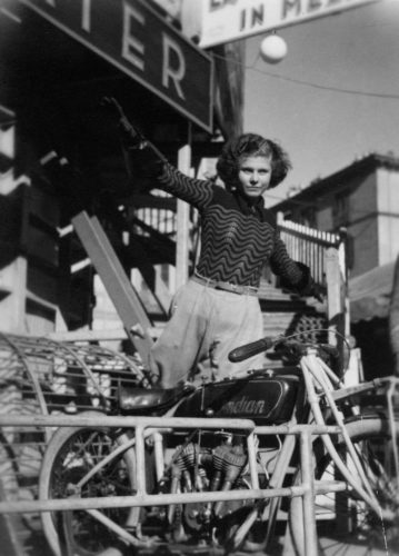 Carlo Mollino, Troupe of acrobats in Piazza Vittorio Veneto, Turin, c. 1934. Fondo Carlo Mollino, Archives section, Biblioteca Roberto Gabetti, Turin Polytechnic.