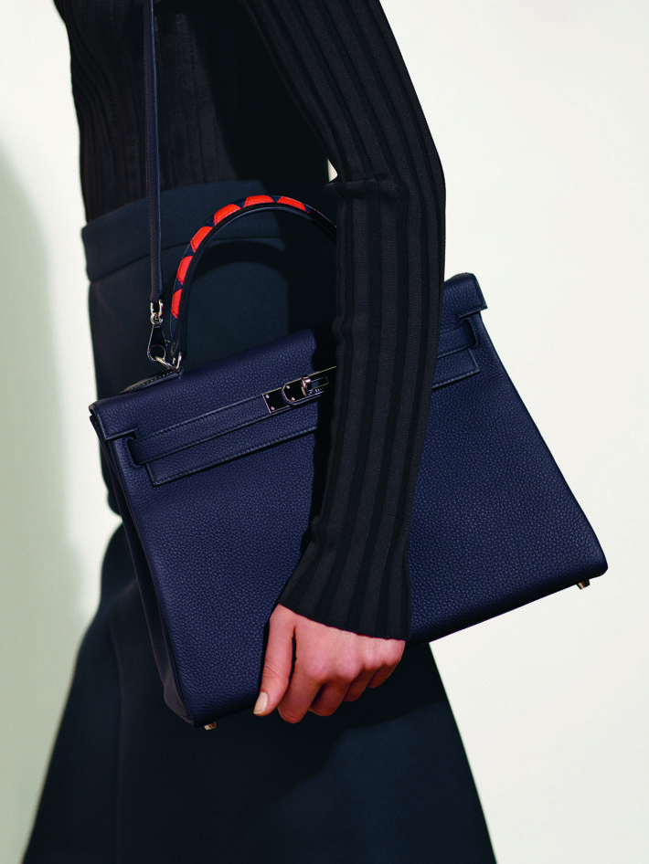 Chromatic contrasts with a handle embellished by the alternation of two different colored hides. Fall/Winter Collection 2018.