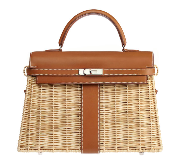 Summer version of the Kelly in the Picnic model made of woven straw and leather. 