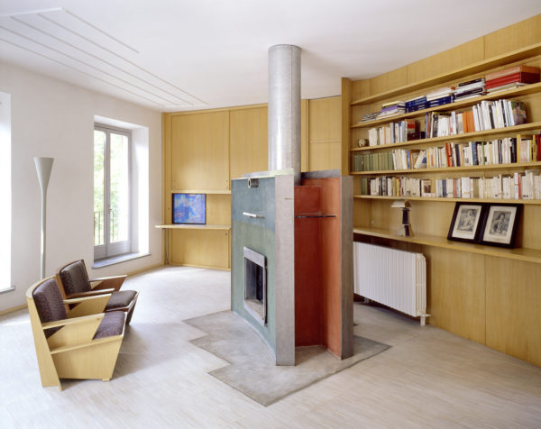 Casa Insinga, Milan, 1987-89. View of the living room looking toward the fireplace. Photo: Francesco Radino.